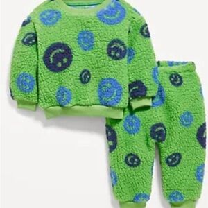 Old Navy Sherpa Sweatshirt and Jogger Sex for Baby. Unisex size 0-3 mo.
